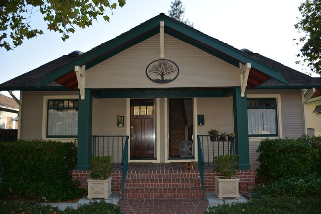 Building Photo - 834 Ramona St