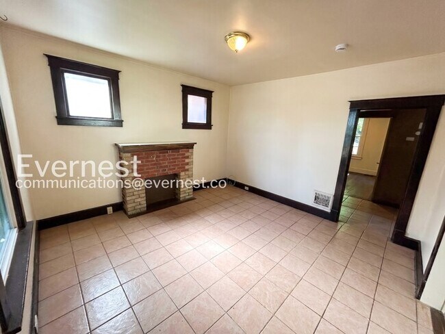 Building Photo - 3 Bed, 2 Bath Home with Off-Street Parking / Vouchers Accepted / Available Now!