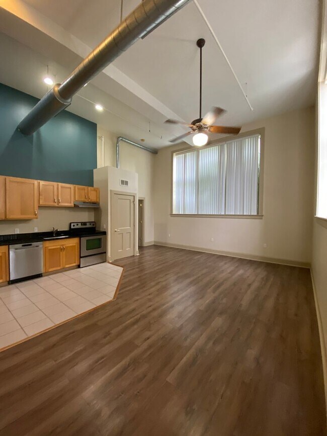 Building Photo - 1st Floor 1Bed/1Bath ALL Electric with W/D...