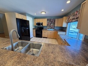 Building Photo - 332 Lydall St