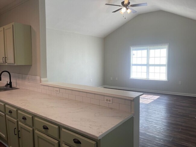 Foto del edificio - 3 Bedroom/2 Bath Home in Kingsport, TN $1650 with fenced-in yard & lawn care included!