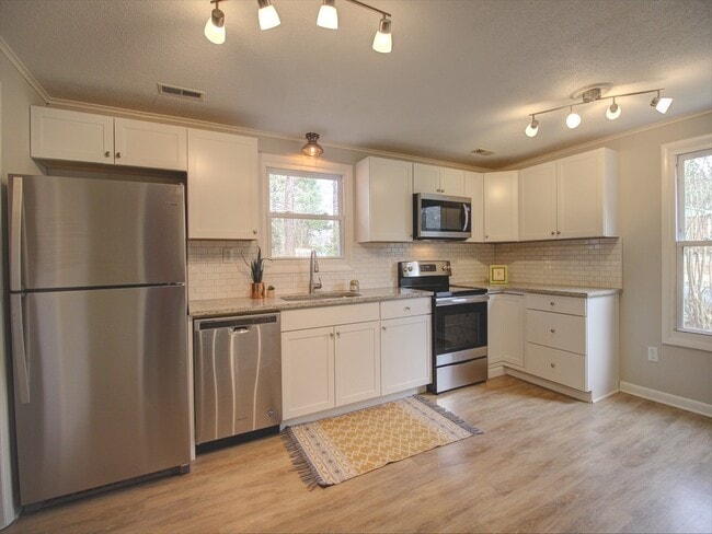 Foto del edificio - 3 bedroom ranch home with fenced yard!