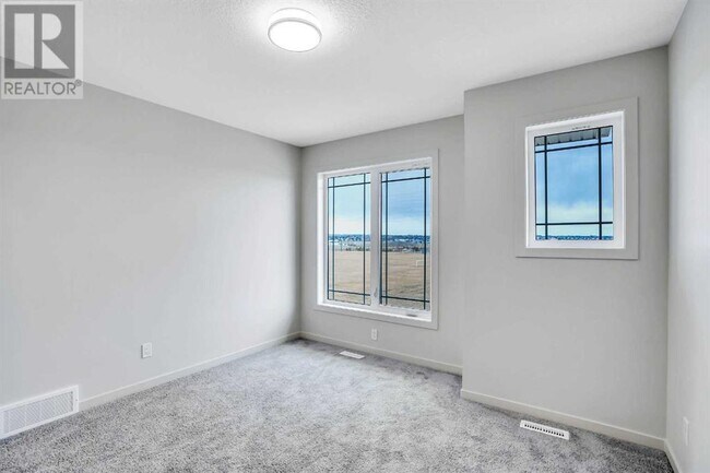 Photo du bâtiment - 1309 Bayview Pt SW
