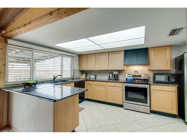 Foto del edificio - Adorable Home on Corner LOT- COMING SOON