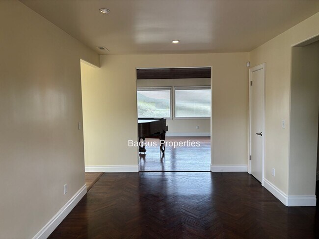Foto del edificio - Stunning three bedroom home in picturesque...