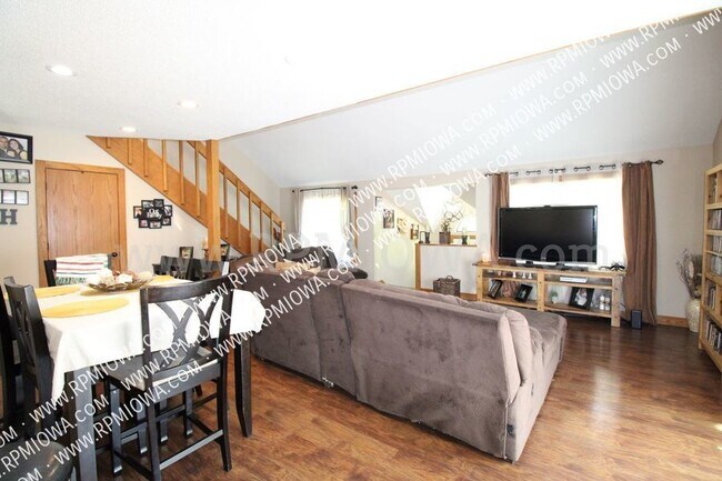 Building Photo - UNIQUE!!! 3 Bedroom, 2 Bath Home In Beaver...