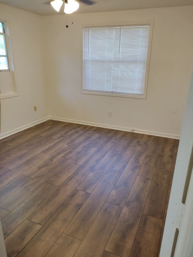 Bedroom - 428 W Montrose St