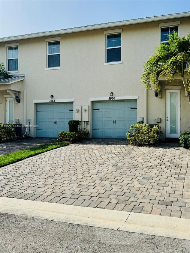 Primary Photo - 3956 Poinciana Ln