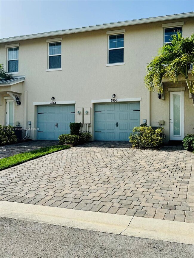 Foto del edificio - 3956 Poinciana Ln