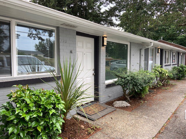 Building Photo - 9222 Kenwood Dr SW