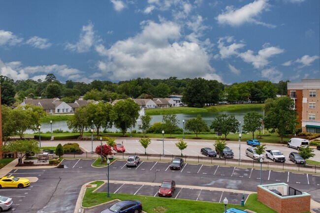 Foto del edificio - 670 Town Center Dr