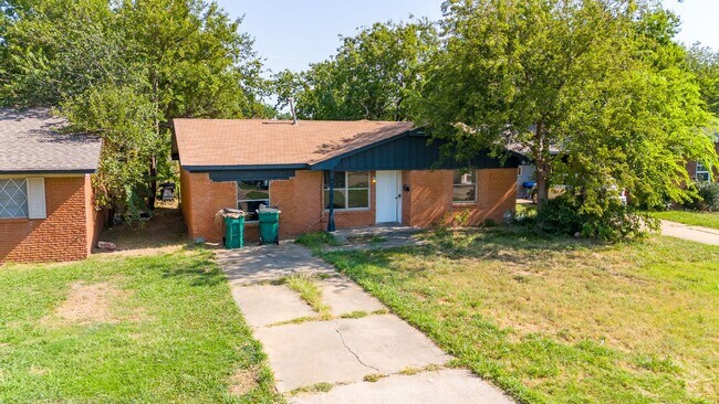 Foto del edificio - Charming 4-Bedroom Home with Fresh Updates...