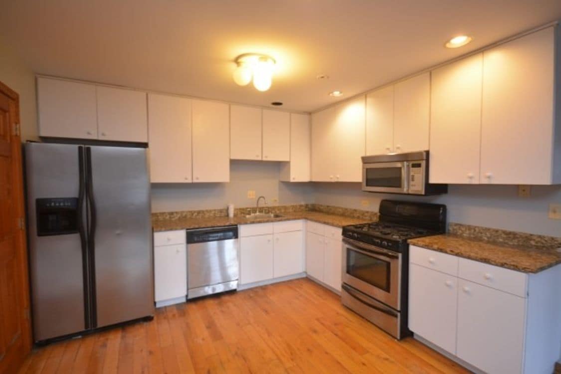 Kitchen - 921 W Lawrence Ave