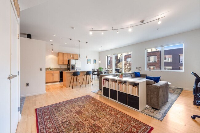 Building Photo - 1BD, 1BA Downtown Denver Condo with Garage...