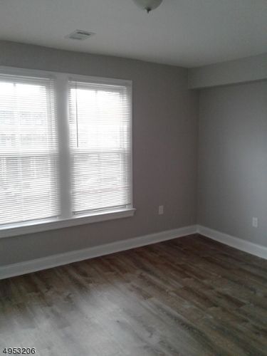 Foto del edificio - 64 Maple Ave