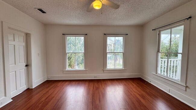 Building Photo - 1 Bed 1 Bath Unit Located in Historic District of St. Augustine! In Unit Washer Dryer, and Balcon...