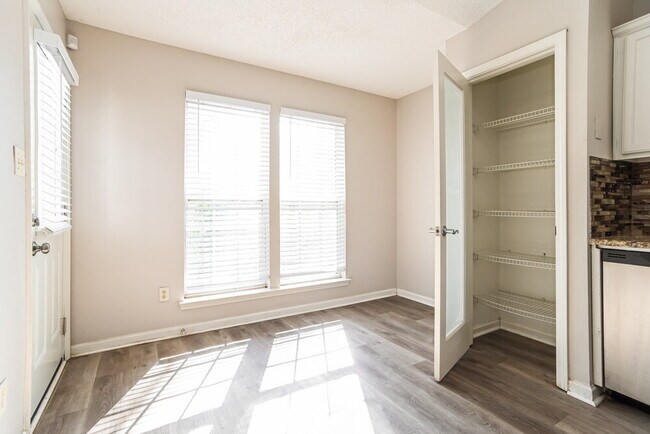 Foto del edificio - 1610 Royal Tree Ct