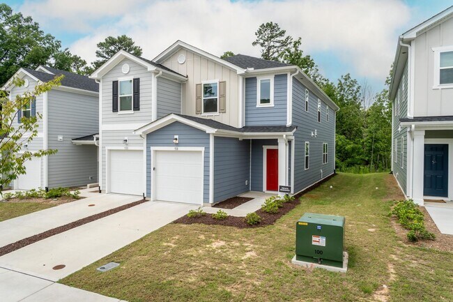Building Photo - Meticulously Maintained Townhome!
