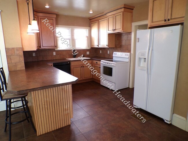 Building Photo - House For Rent