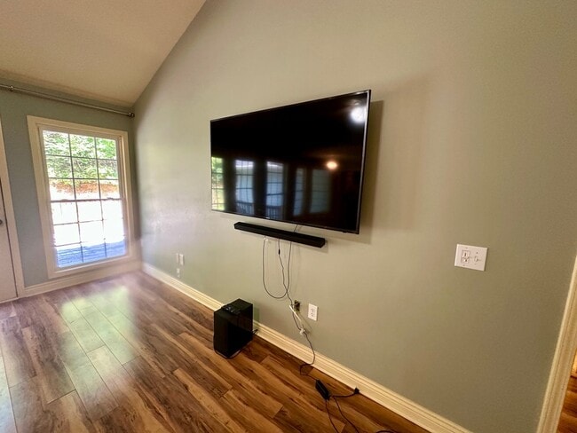 Building Photo - 3 Bedroom Home - Private - Central SC