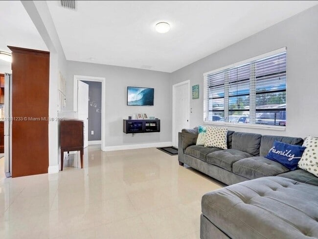 Foto del edificio - 6930 SW 12th St
