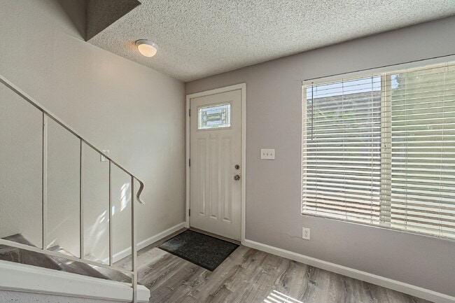 Building Photo - Available immediately, updated townhouse i...