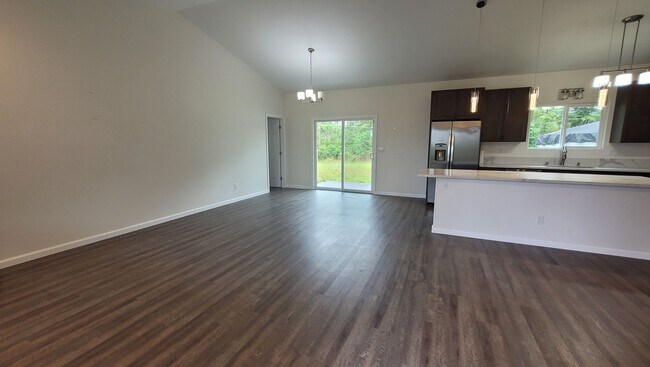 Foto del edificio - This 3-bedroom, 2-bath home in Orchidland Subdivision