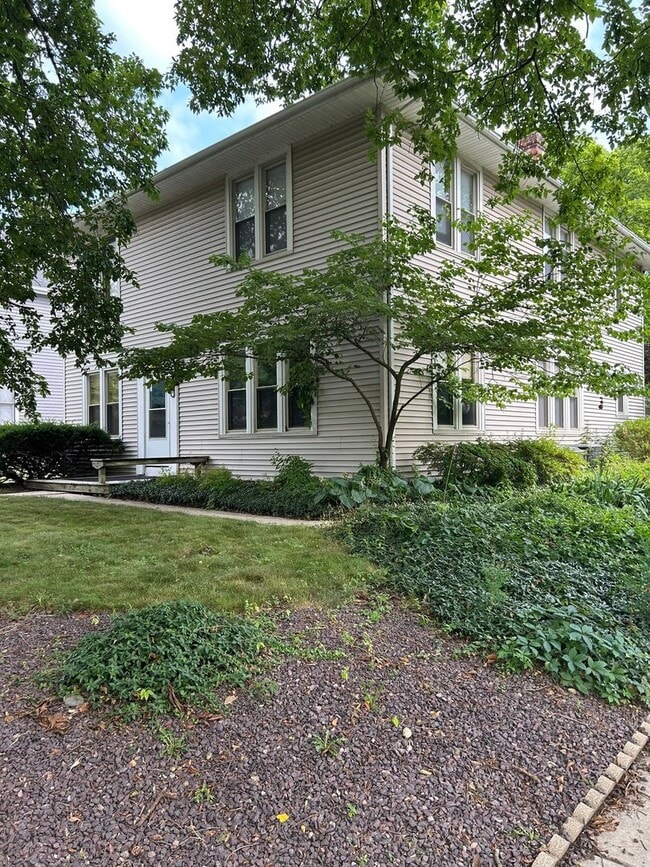 Building Photo - 100 Sylvia St