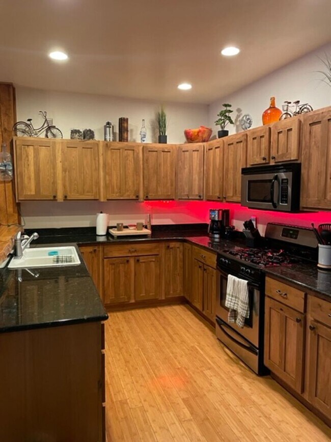 Building Photo - 3 Bed 2.5 Bath Furnished Townhouse