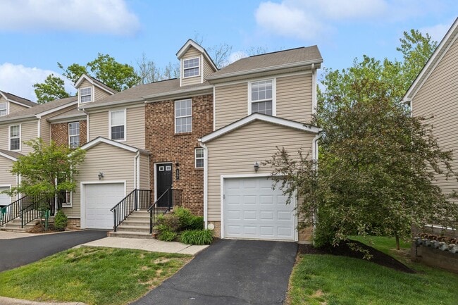 Building Photo - Modern 2-Bed Townhome with Vaulted Master & Private Deck – Prime Columbus Location!