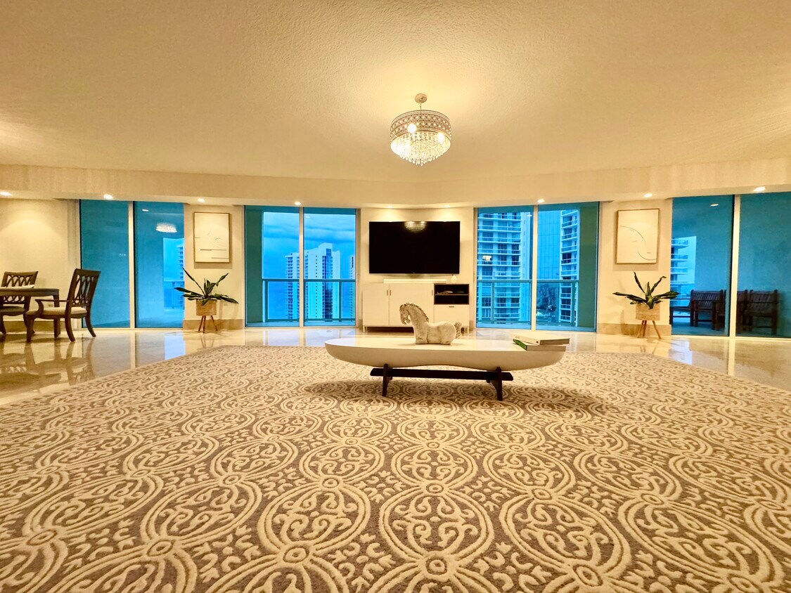 Primary Photo - St. Tropez Penthouse