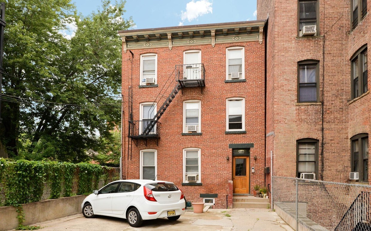 Primary Photo - 118 Bright St