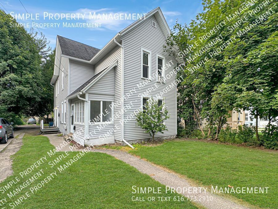 Primary Photo - Spacious 3 bedroom 1 bathroom duplex!