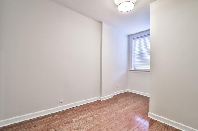Foto del edificio - 3 bedroom in Chicago IL 60613