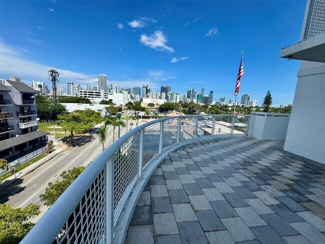 Foto del edificio - 900 SW 8th St