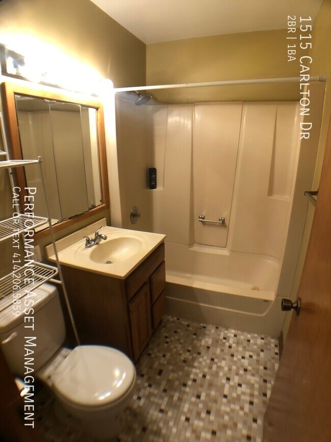 Building Photo - Stunning 2 BR, 1 BA in Racine!