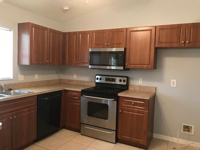 Foto del edificio - Nice 3 bedroom, all tile floors! Englewood...