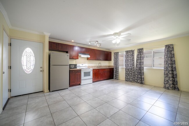 Building Photo - Ground Floor 2/2 Duplex in Wahiawa w/ Sola...