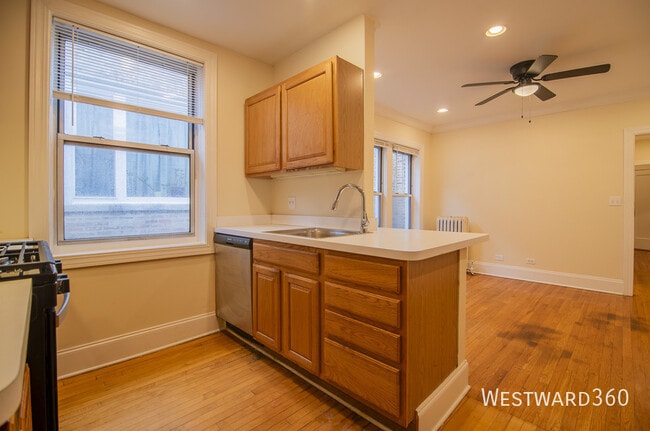 Building Photo - 7648 N Greenview Ave