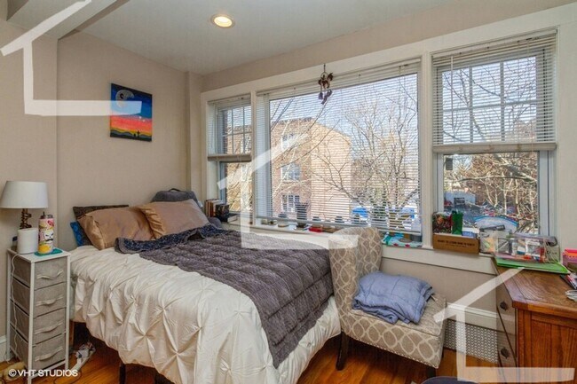 Foto del edificio - 9/1 No Fee! Sunny 3BR condo unit near Cleveland Circle!
