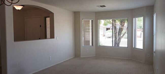 Foto del edificio - Spacious Two Story 4 Bed/3 Bath with Large...