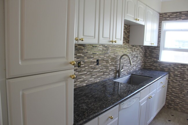 Building Photo - 9945 Robbins Dr