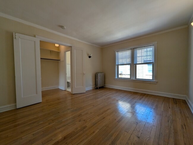 Building Photo - 2122 W Ainslie St