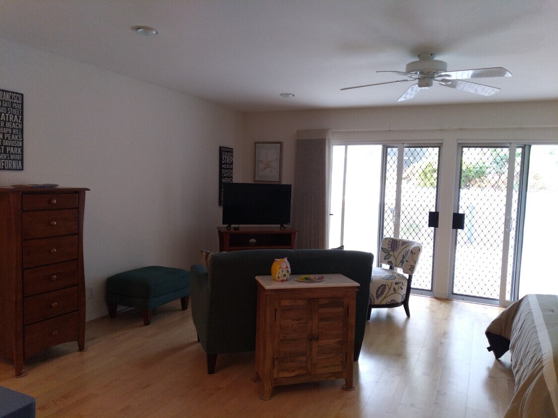 Living Room - 250 The Vlg