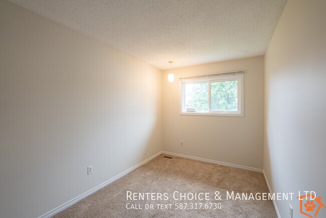 Photo du bâtiment - Townhouse featuring Extra Storage, Assigned Parking & Condo Amenities