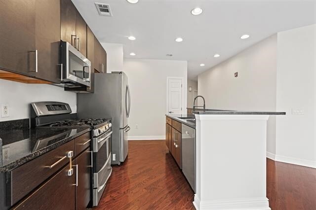 Foto del edificio - 7400 River Rd
