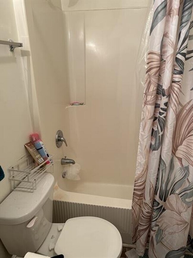 Foto del edificio - Spacious Townhome Available for 2025