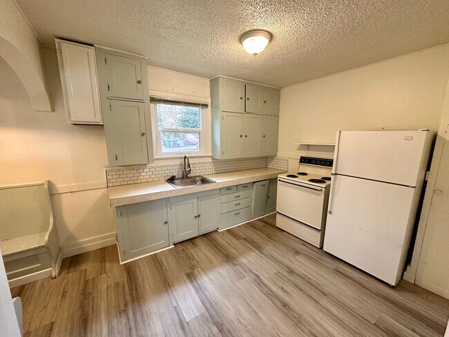 Building Photo - MOVE IN SPECIAL---HALF OFF FULL MONTHS REN...