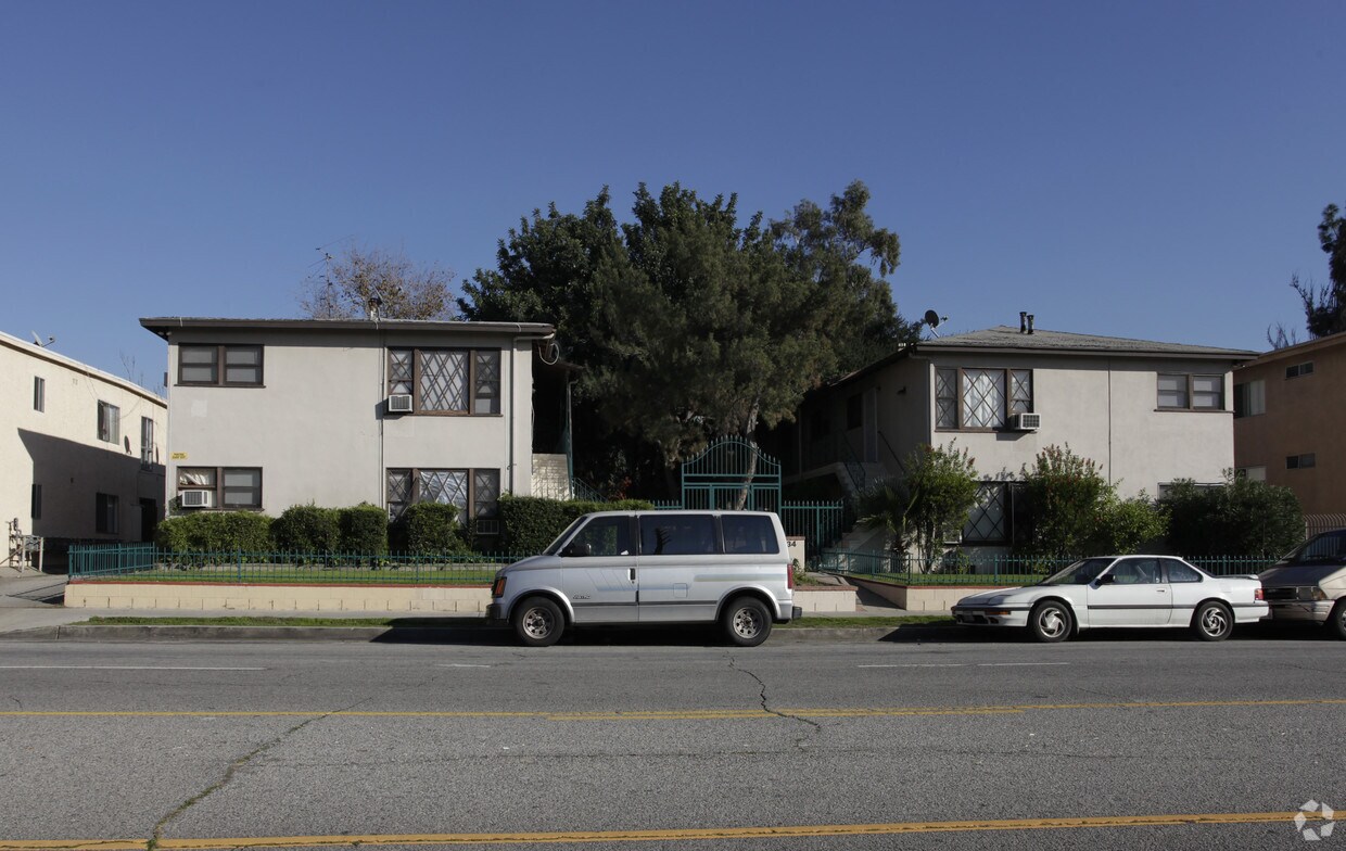 Foto del edificio - 7034-7042 Fulton Ave