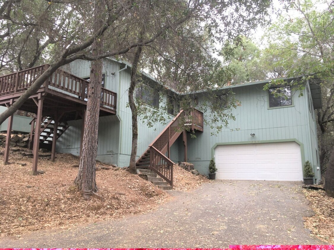 Foto principal - 2 Bedroom, 2 bath in Lake Wildwood gated c...